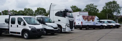 IVECO Schouten-voorraad bedrijfswagens op het buitenterrein