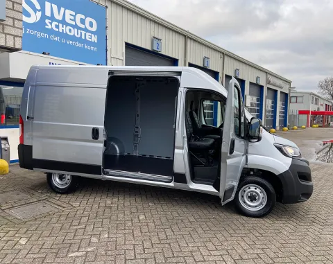 Metsel- en Afbouwbedrijf De Waardt ontvangt nieuwe Fiat Ducato L2H2 van IVECO Schouten