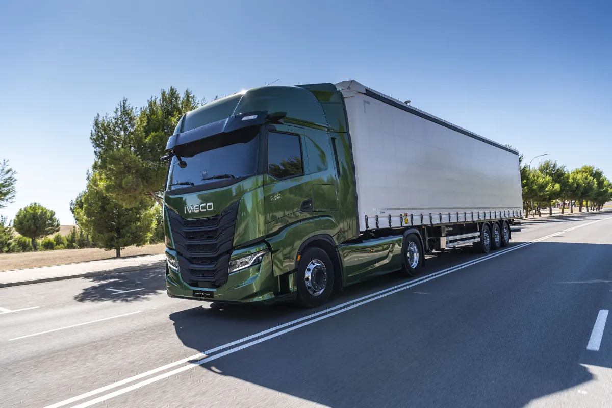 IVECO S-Way met oplegger onderweg
