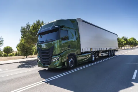 IVECO S-Way met oplegger onderweg