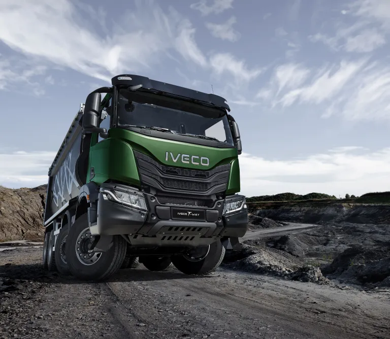 IVECO T-Way kipper op een grindweg