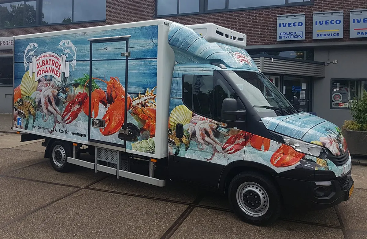 Opvallende IVECO Daily koelwagen voor Scheveningse Vishandel Albatros Johannes