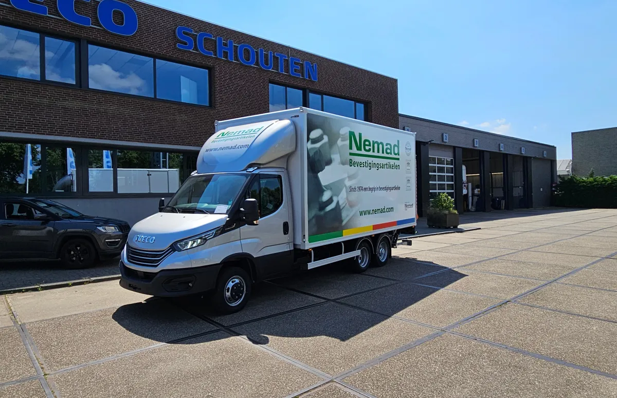 Nemad BV kiest voor veelzijdigheid met nieuwe IVECO Daily 40C18 BE-trekker