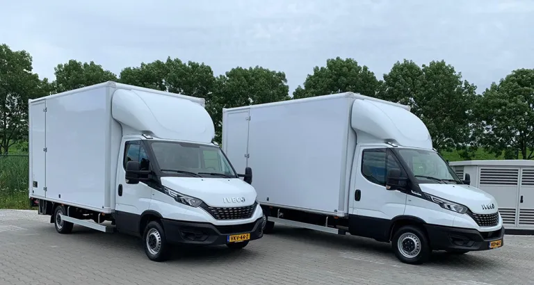 Twee nieuwe IVECO Daily bakwagens voor Koeriersdienst Swift