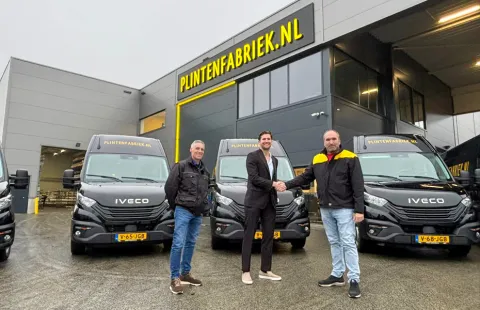 10 nieuwe IVECO Daily bussen voor Plintenfabriek