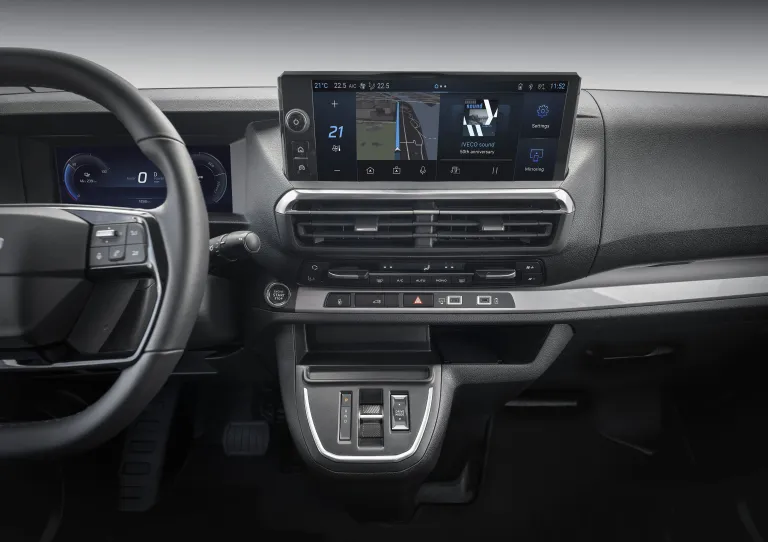Dashboard van de IVECO eJolly met stuur en touchscreen