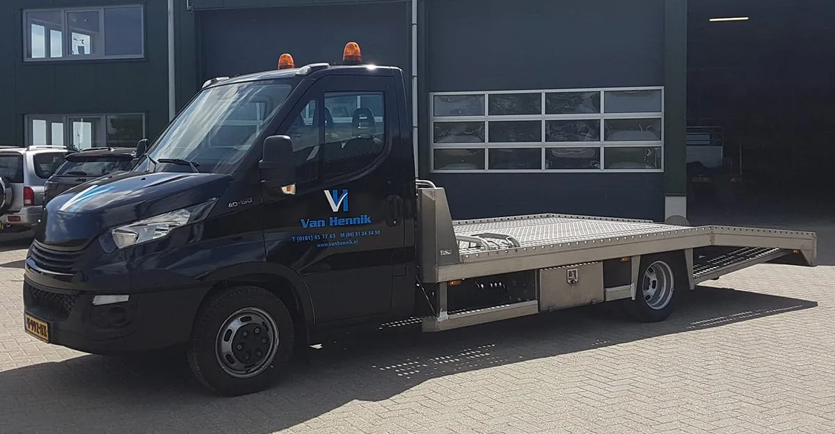 Jong gebruikte IVECO Daily oprijwagen voor Van Hennik