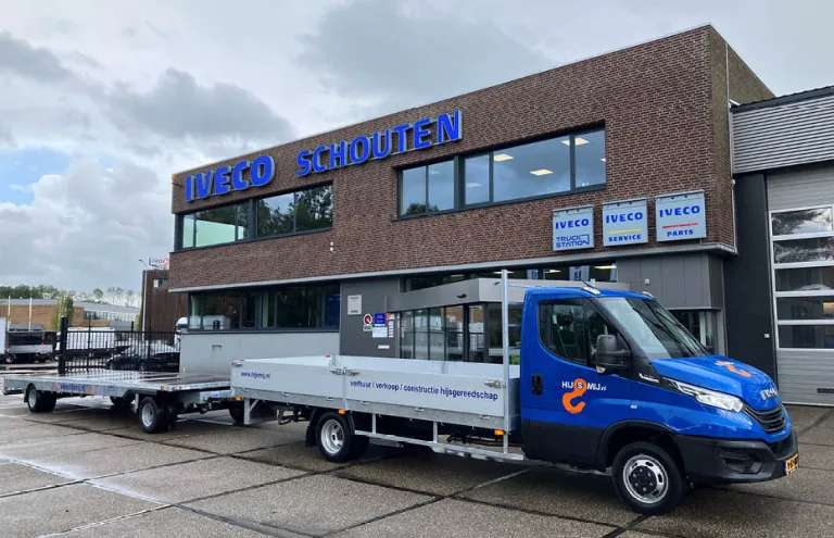 Iveco Daily met aanhanger voor Hijsmij.nl