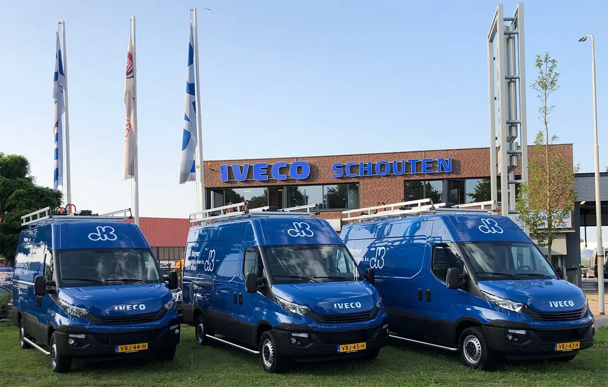 IVECO Daily bestelwagens voor J. de Kluyver Dakbedekking Rhoon
