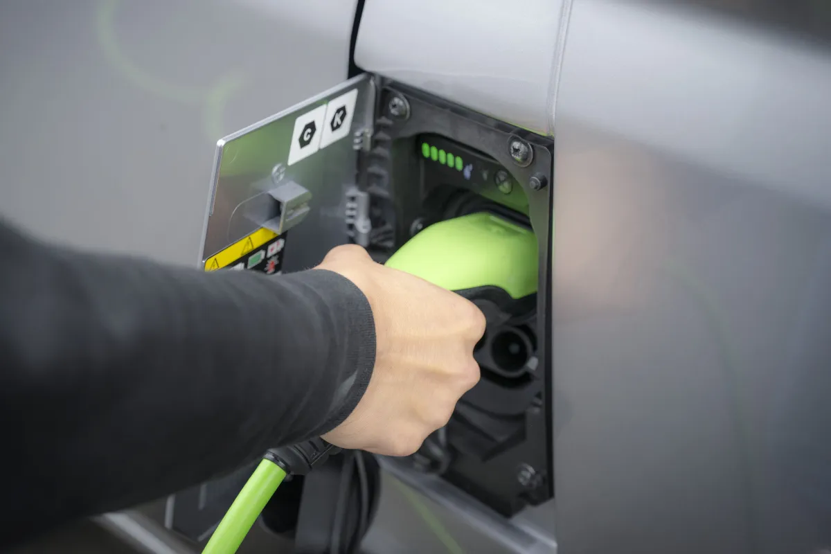 Laadstekker wordt in de laadpoort van de IVECO eSuperJolly gestoken