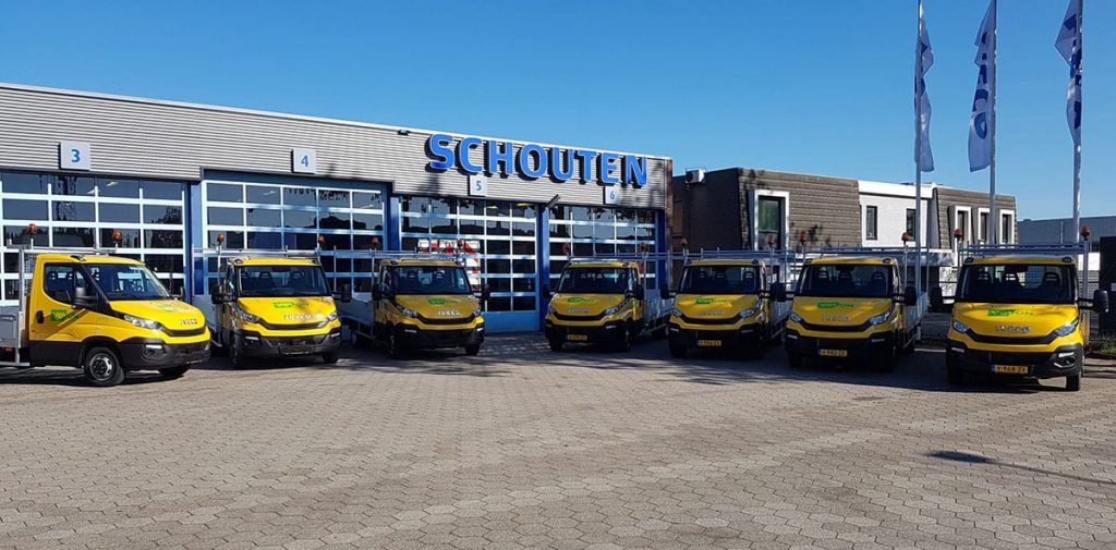 Nieuwe IVECO Daily's voor het pand van Schouten Tilburg