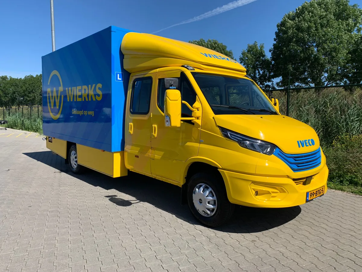 Stoere IVECO Daily voor Verkeersschool Wierks