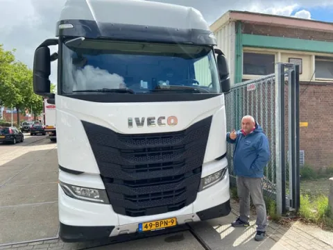 Witte IVECO S-WAY met 480 pk voor OZ & ER FOOD BV
