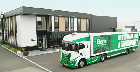 Blom Verkeersschool neemt strakke IVECO S-WAY in gebruik