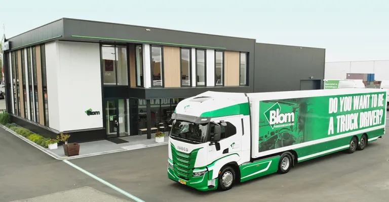 Blom Verkeersschool neemt strakke IVECO S-WAY in gebruik
