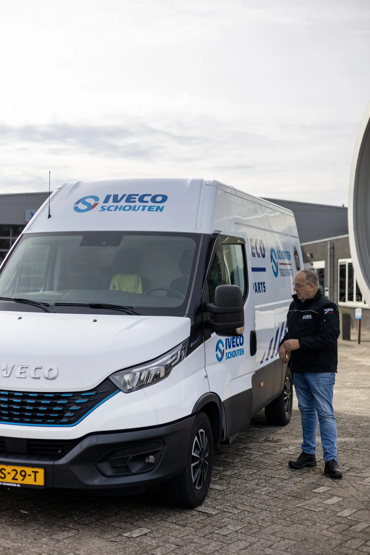 Medewerker bij de IVECO Schouten-onderdelenbus voor de vestiging.