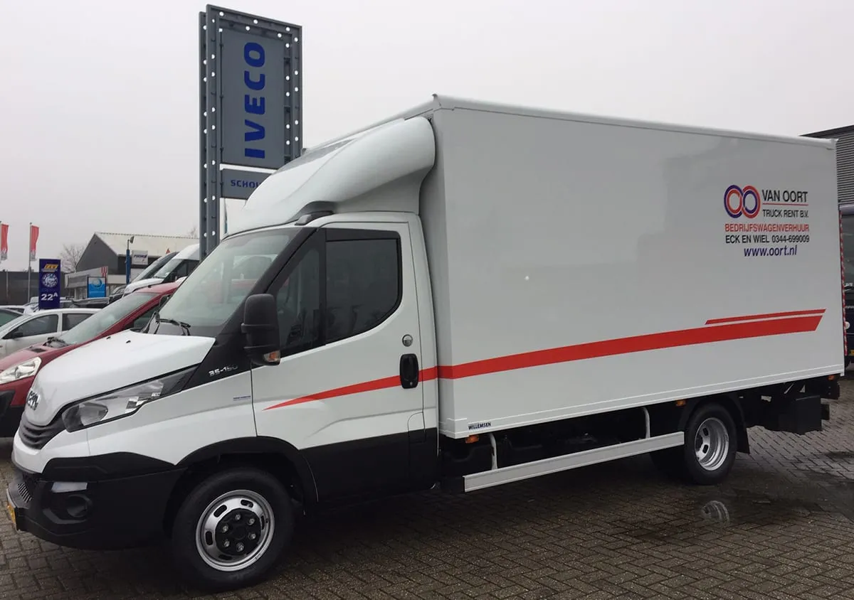 Zes IVECO Daily bakwagens van Van Oort Truck Rental