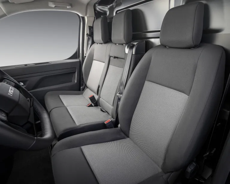 Voorstoelen in de cabine van de IVECO eJolly