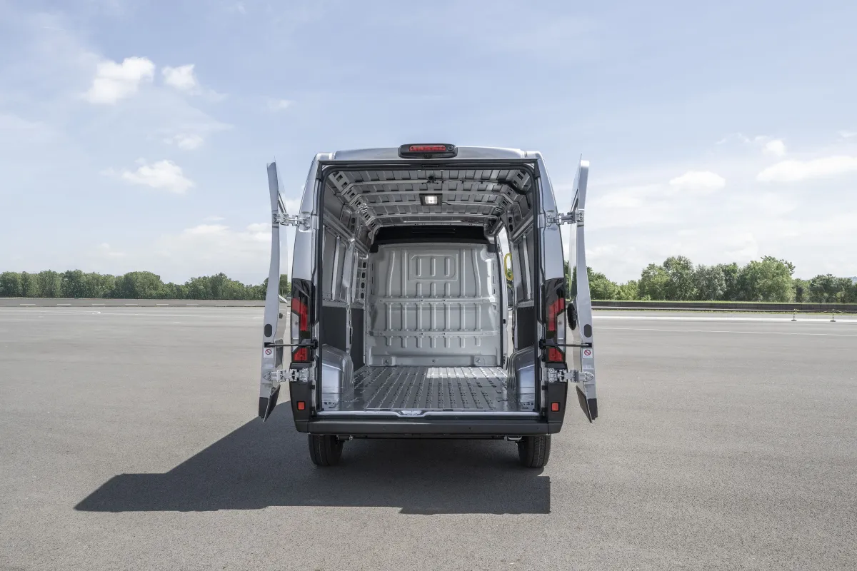 Laadruimte van de IVECO eSuperJolly via de geopende achterdeuren
