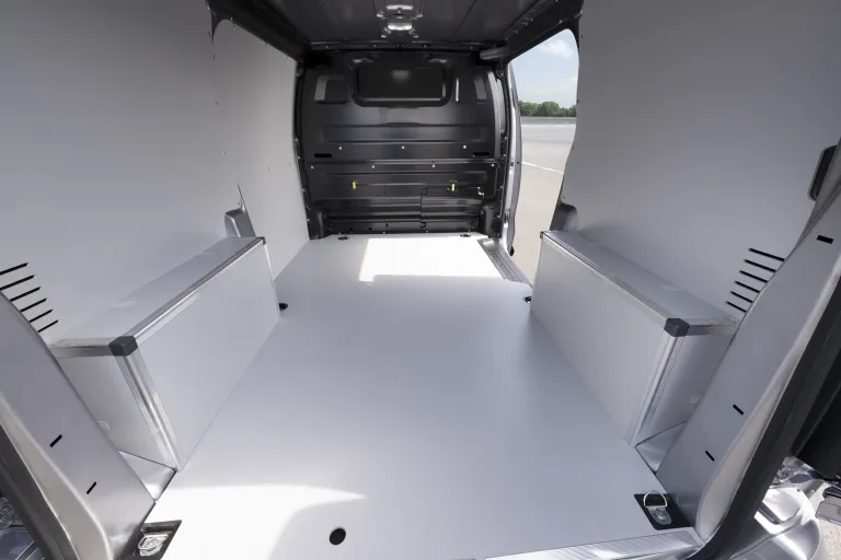 IVECO eJolly met geopende schuifdeur en zicht op de laadruimte
