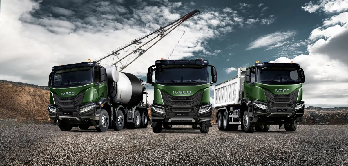 Meerdere IVECO T-Way kippers op een bouwlocatie