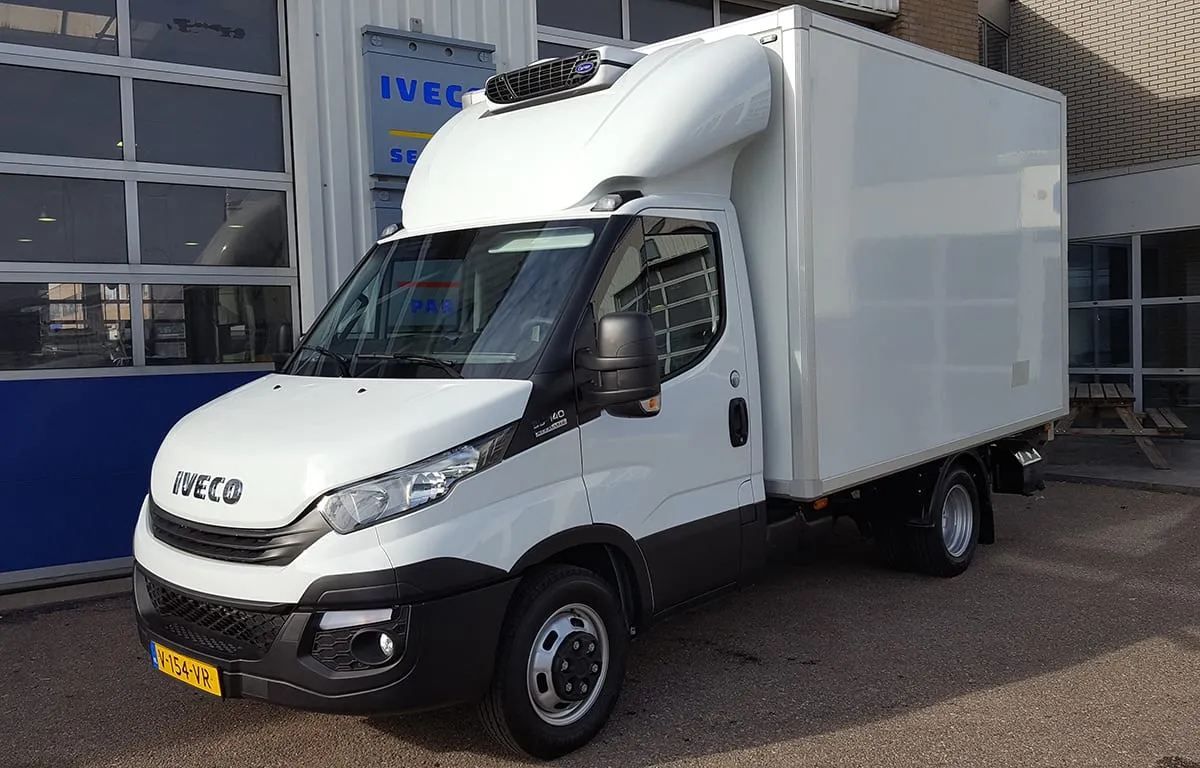 Smaakvolle IVECO Daily 35C14 Hi-Matic koelwagen voor De Bijenkorf Patisserie