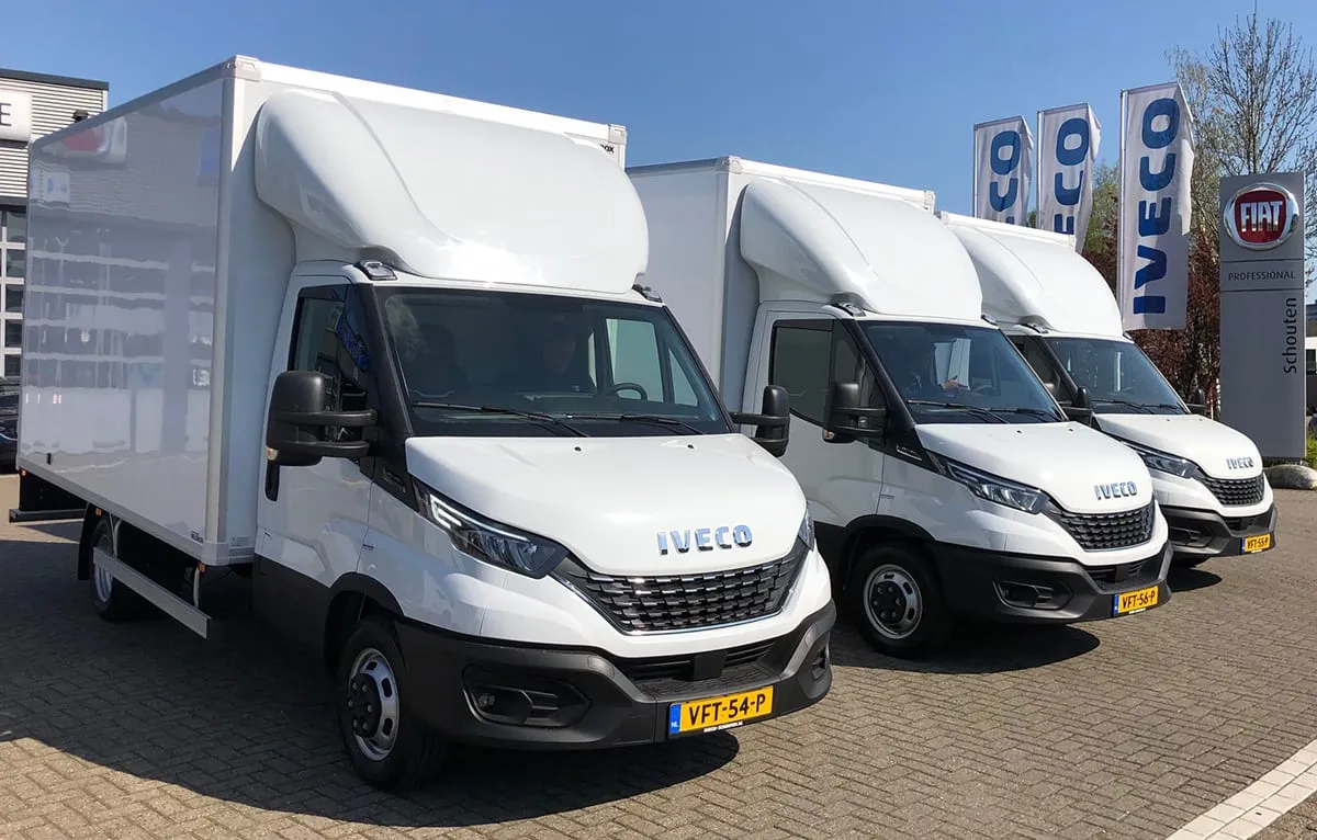 Drie nieuwe IVECO Daily bakwagens voor ABB Foam