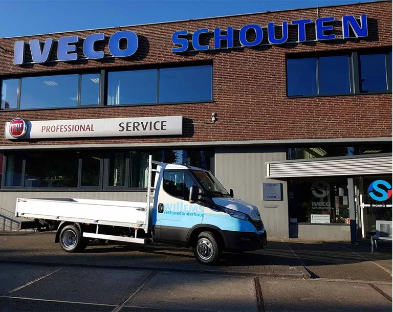 Een Daily met openlaadbak voor Willems Vastgoedonderhoud