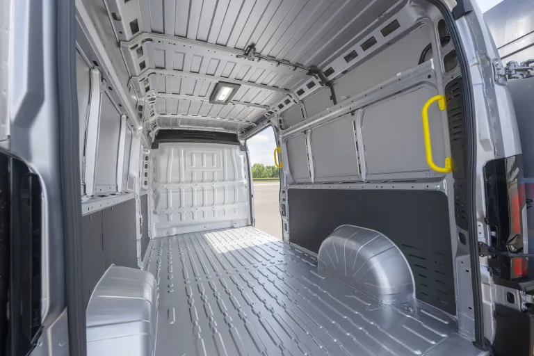 Laadruimte van de IVECO eSuperJolly van binnenuit