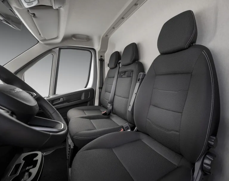 Passagiersbank in de cabine van de IVECO eSuperJolly