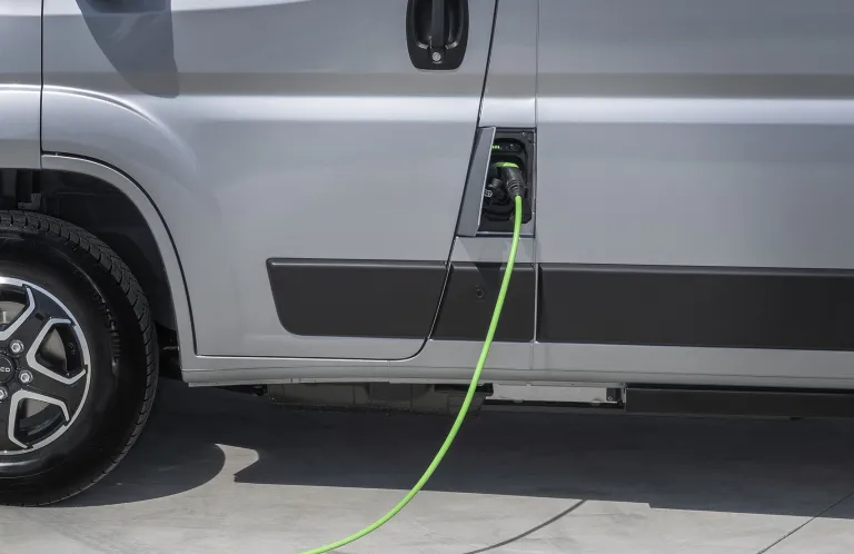 Laadkabel aangesloten op de IVECO eSuperJolly