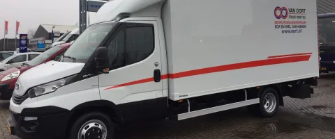 Zes IVECO Daily bakwagens van Van Oort Truck Rental