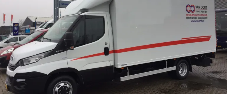Zes IVECO Daily bakwagens van Van Oort Truck Rental