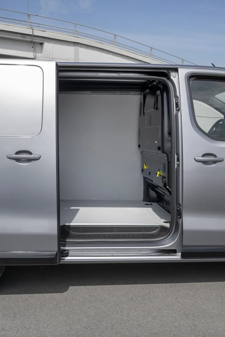 Lege laadruimte van de IVECO eJolly met geopende achterdeuren