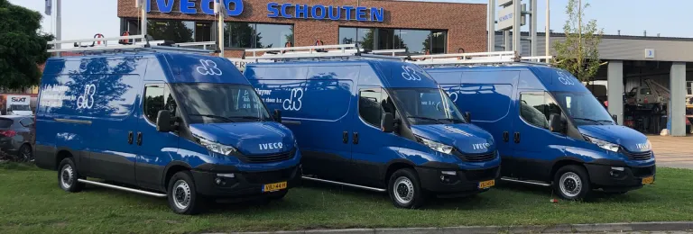 IVECO Daily bestelwagens voor J. de Kluyver Dakbedekking Rhoon