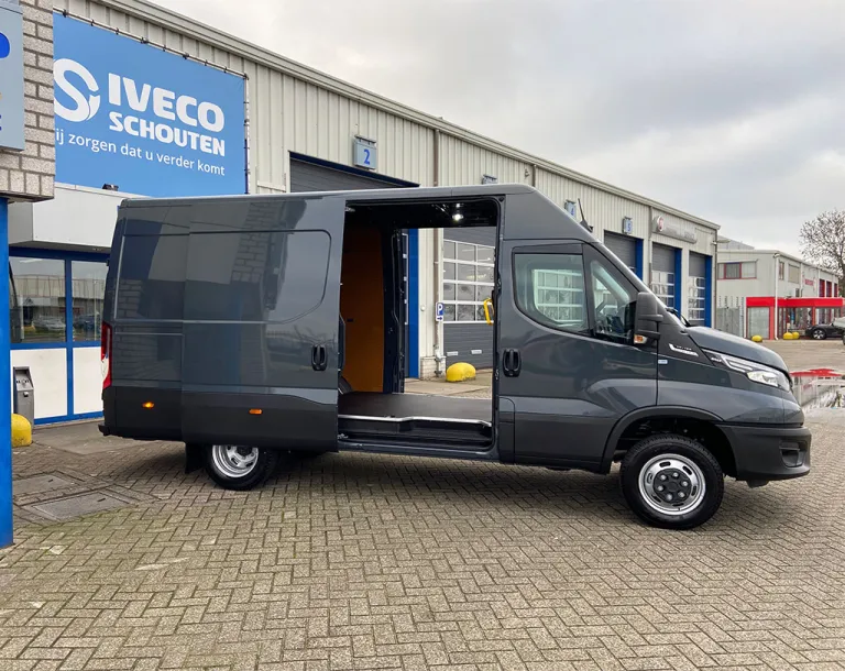 IVECO Daily afgeleverd bij Jaspers Afbouw & Stukadoors in Etten-Leur