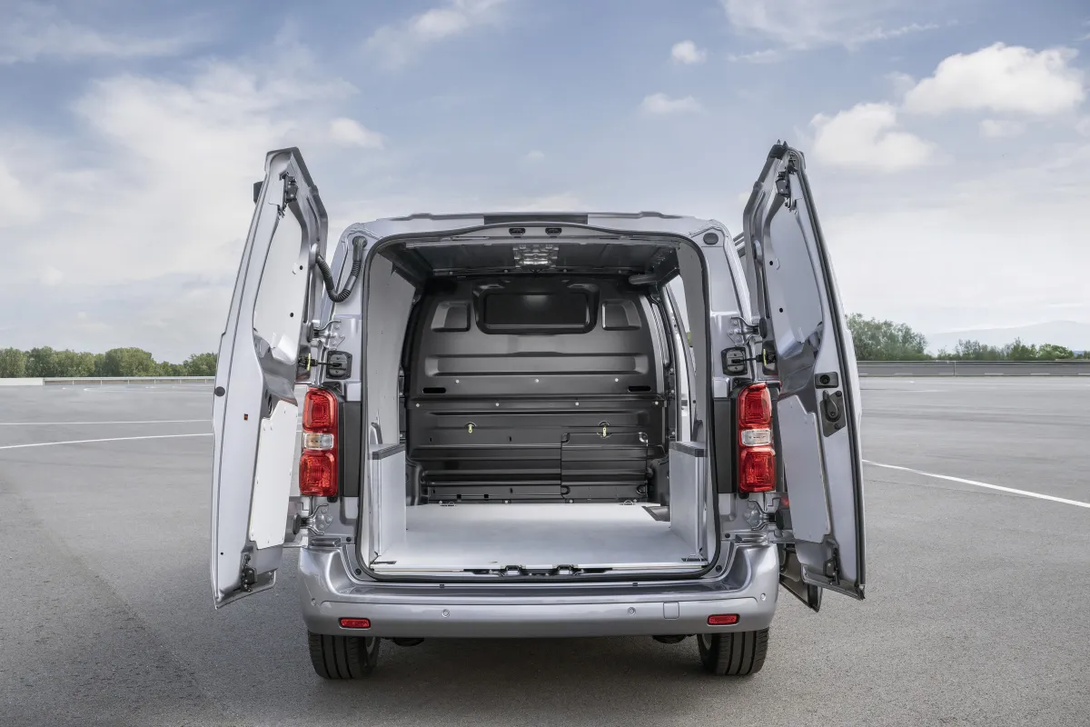Open laadruimte van de IVECO eJolly via de achterdeuren