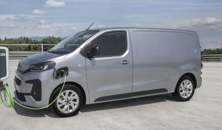 IVECO eJolly aangesloten op een laadstation