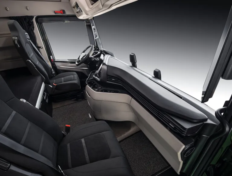 Voorstoelen in de cabine van de IVECO X-Way