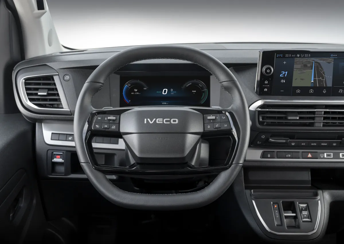 Cockpit van de IVECO eJolly met stuur en digitaal dashboard