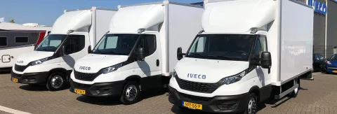 Drie nieuwe IVECO Daily bakwagens voor ABB Foam