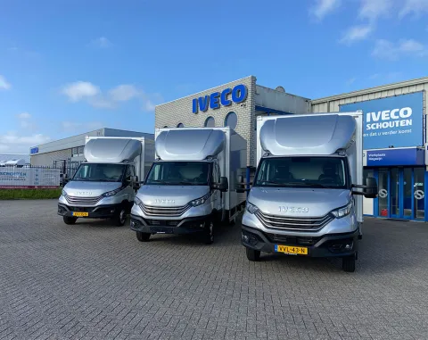 Adexpo ontvangt 3 nieuwe IVECO Daily 40C18HA8 bakwagens