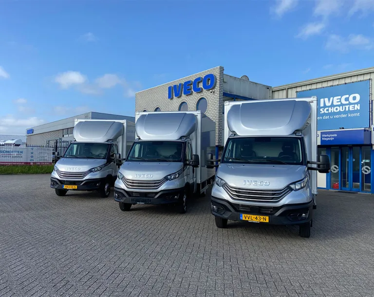 Adexpo ontvangt 3 nieuwe IVECO Daily 40C18HA8 bakwagens