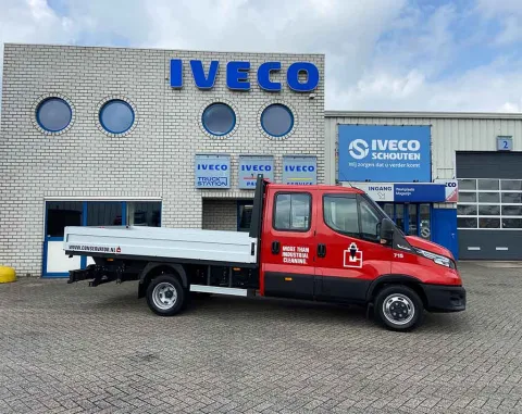 Conservator neemt nieuwe IVECO Daily open laadbak in ontvangst