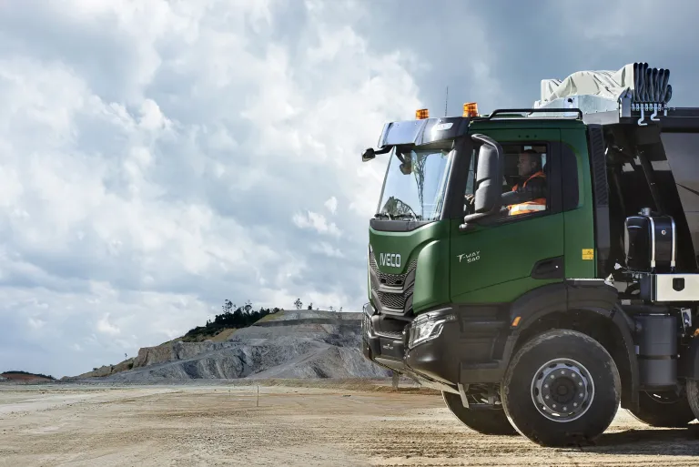 IVECO T-Way in een steengroeve