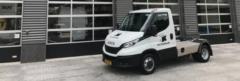 Kam Staalhandel neemt nieuwe IVECO Daily BE-trekker in gebruik