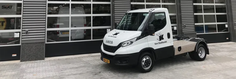 Kam Staalhandel neemt nieuwe IVECO Daily BE-trekker in gebruik