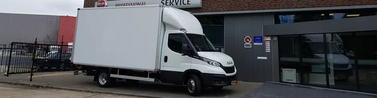 IVECO Daily met Just Drive laadbak en Dhollandia laadklep afgeleverd aan F.H.L. den Haan