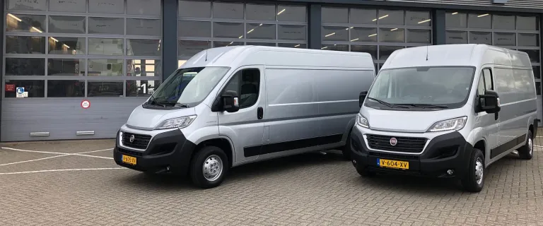 Twee Ducato’s met laadklep voor Van Oort Autogroep