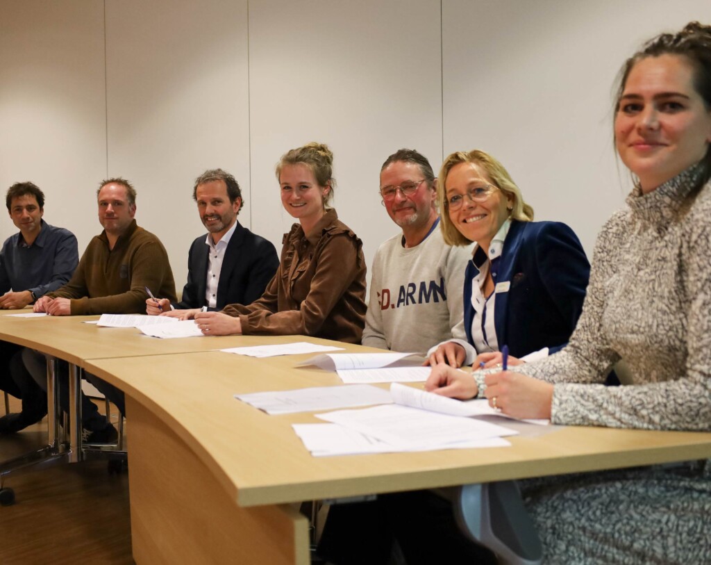Ondertekening van de intentieverklaring van Carbon Farming door IVECO Schouten gemeente Altena